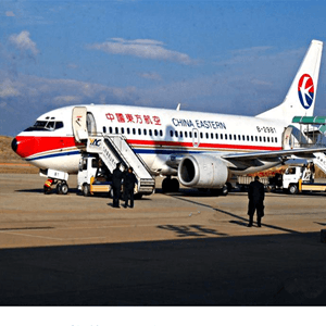 广州白云机场空运航空快运业稳步发展的原因是什么？